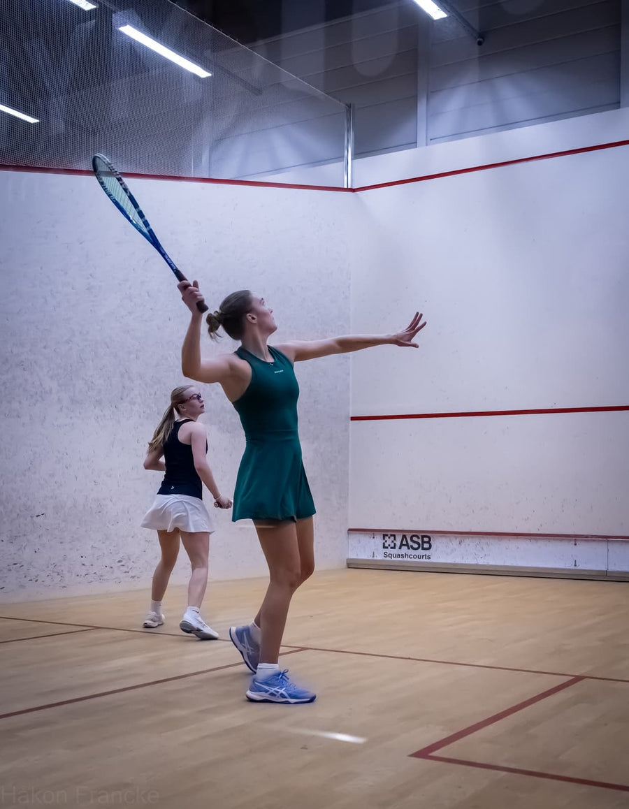 Woman playing squash in Dessard
