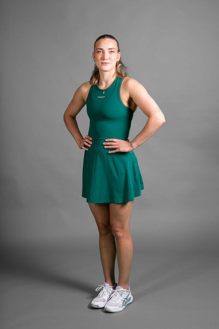 Madeleine Hylland playing squash in Dessard